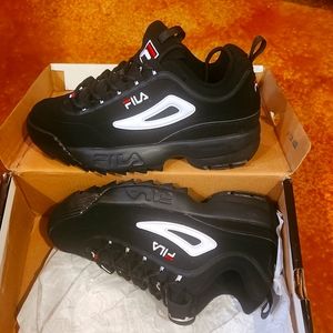 Kids Fila Disruptor ll in size 7 kids. Black and white